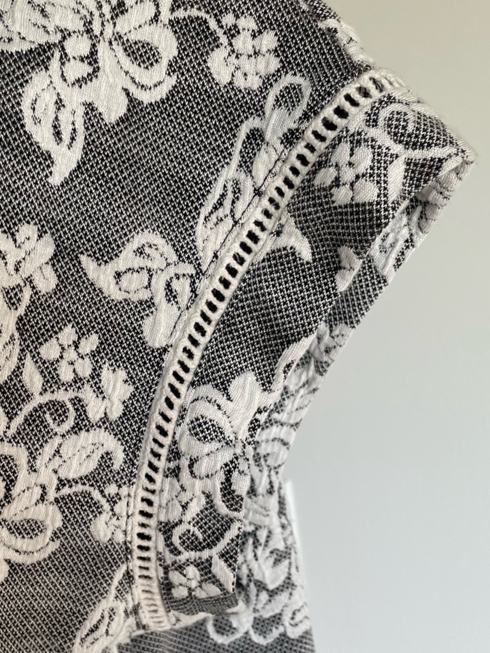 Rose + Olive Grey and White Floral Top with Sleeve Trim, Size L - Picture 4 of 9